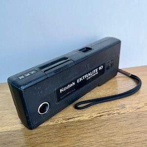 Kodak Ektralite 10 Portable Camera 110 Film Point-and-Shoot Flash Vintage